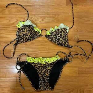 Adorable Victoria secret Bikini, tags removed but never worn. Like New!